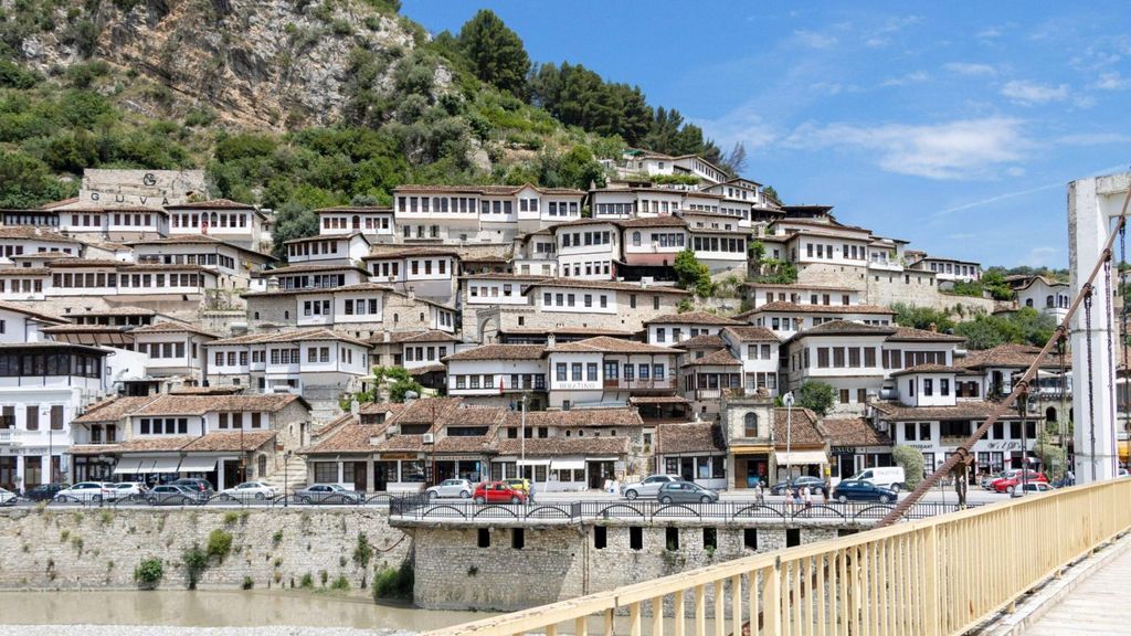 Von Tirana aus: Berat und Belshi See Tagestour