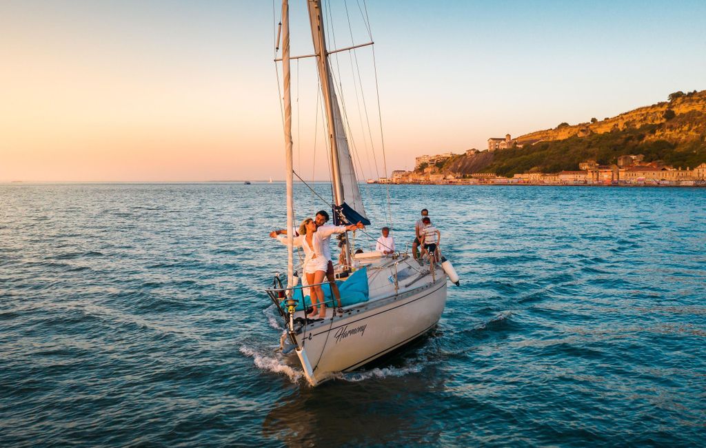 Lissabon: "Sunset" & "Day Tours" mit dem Boot, mit Getränken und Musik