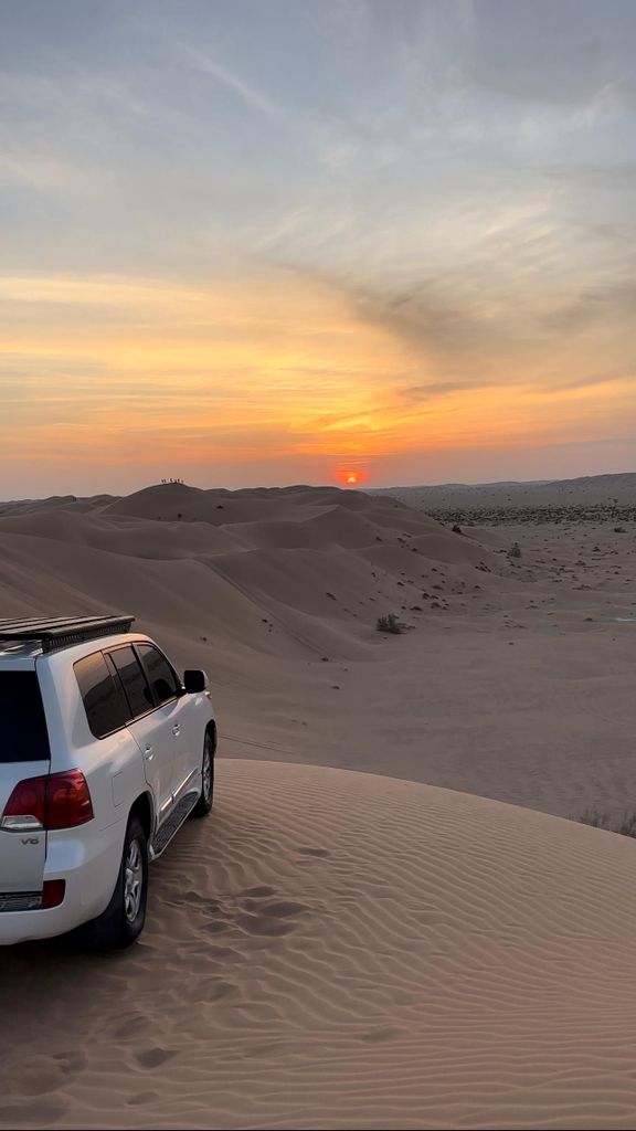 Luxus-Wüstensafari im Geländewagen bei Sonnenuntergang in Salalah, Rub al-Chali