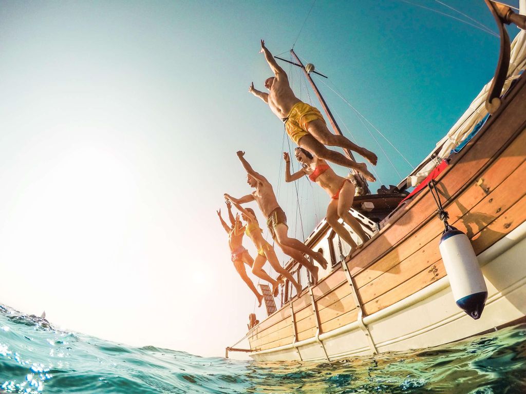 Capri: Bootstour um die Insel mit Schnorcheln, Getränken und Freizeit