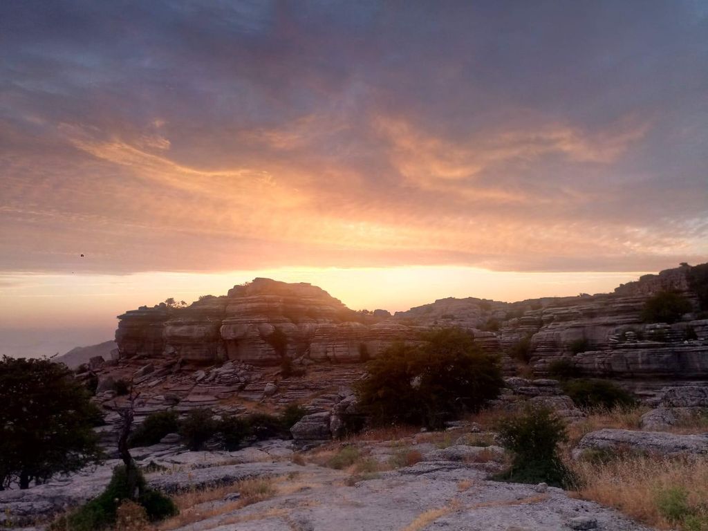 Sonnenuntergang im Torcal de Antequera mit Transport von Antequera