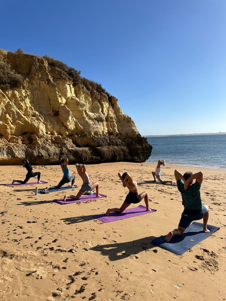 Lagos: Flow & Glow | Morgendliches Hatha-Flow-Yoga am Strand