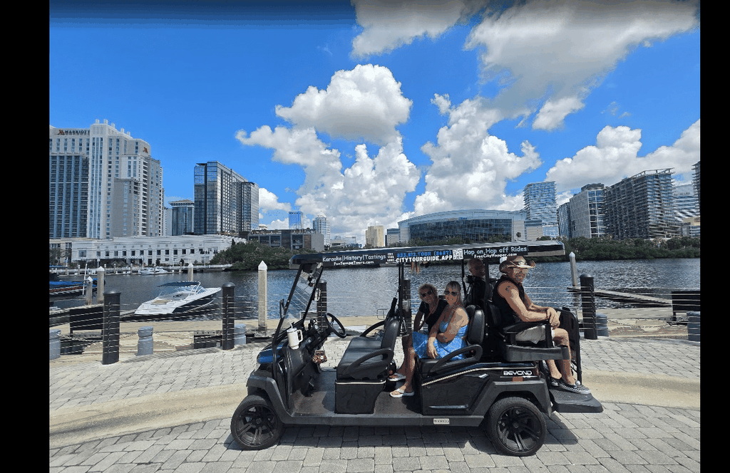 Tampa: Karaoke-Tour im Golfcart – Sing dich durch die Stadt