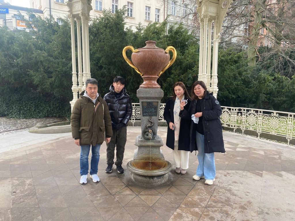 Karlovy Vary (Karlsbad): Verkostung und Rundgang durch die heißen Mineralquellen