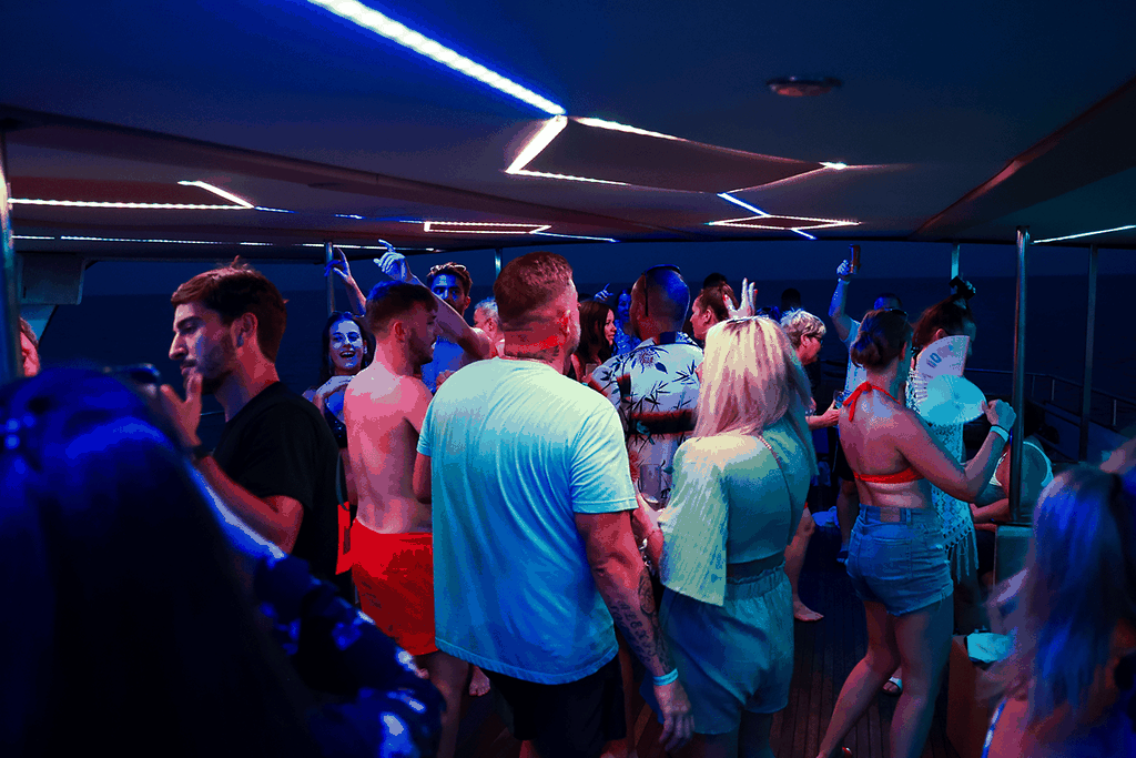 Protaras: 80er und 90er Jahre Sonnenuntergangs-Kreuzfahrt mit zypriotischem Abendessen & DJ