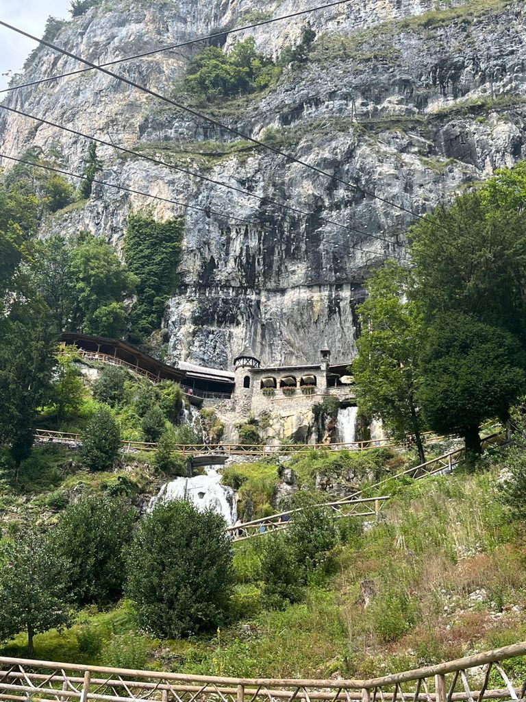 Pilatus, Aareschlucht und St. Beatushöhlen. Private Autotour