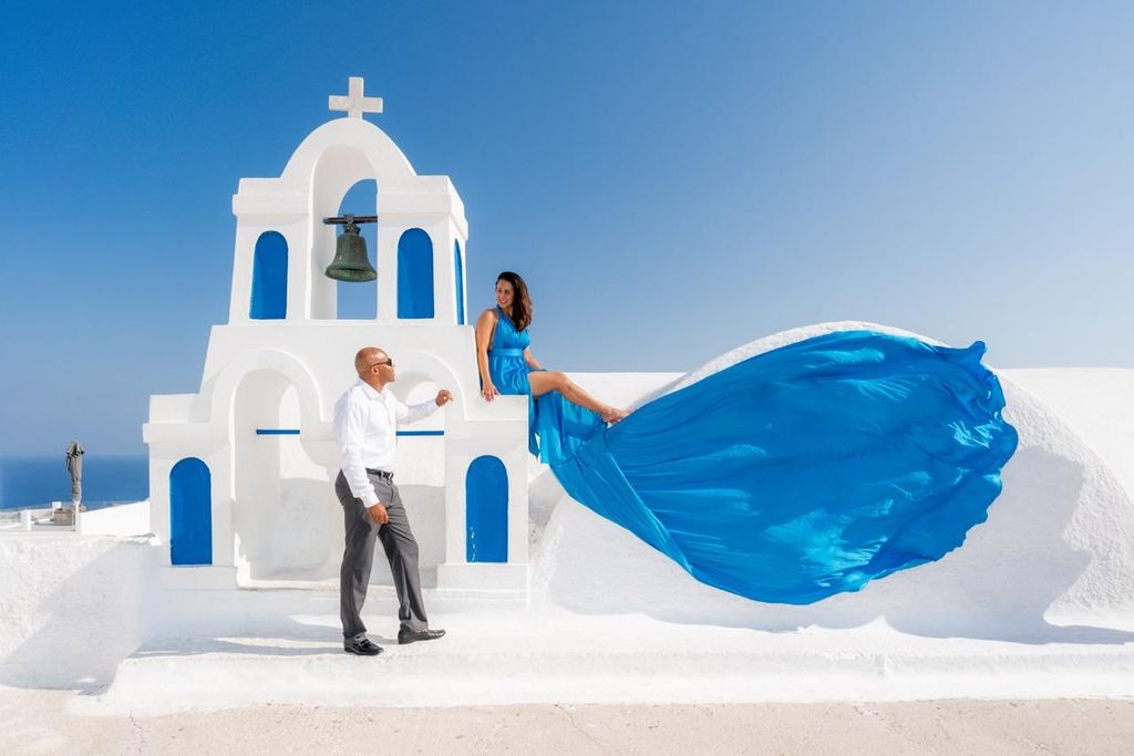 Oia: Santorini Fotoshooting mit Flying Dress Rental Option