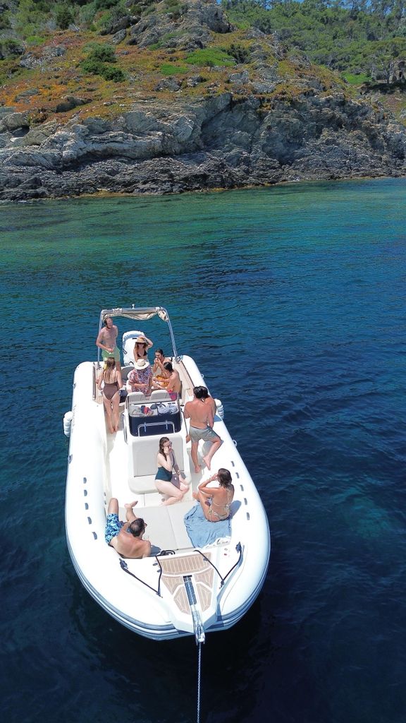 Entdecke die Îles d'Or in einem neuen Privatboot für 14 Personen.