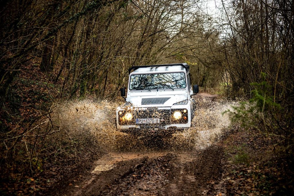 Istrien: Exklusive Defender-Offroad- & Verkostungstour
