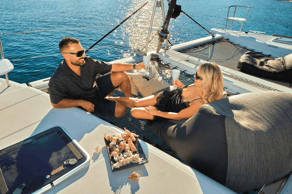 Chania: Luxus-Katamaranfahrt bei Sonnenuntergang mit Prosecco