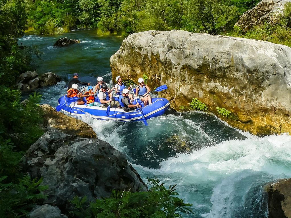 Split/Omiš: Cetina River Rafting mit Klippensprung und Schwimmen