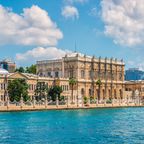 Dolmabahçe-Palast am Ufer des Bosporus