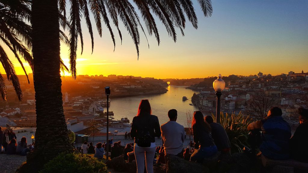 Porto: Tuk Tuk Sunset Tour mit einem Glas Portwein