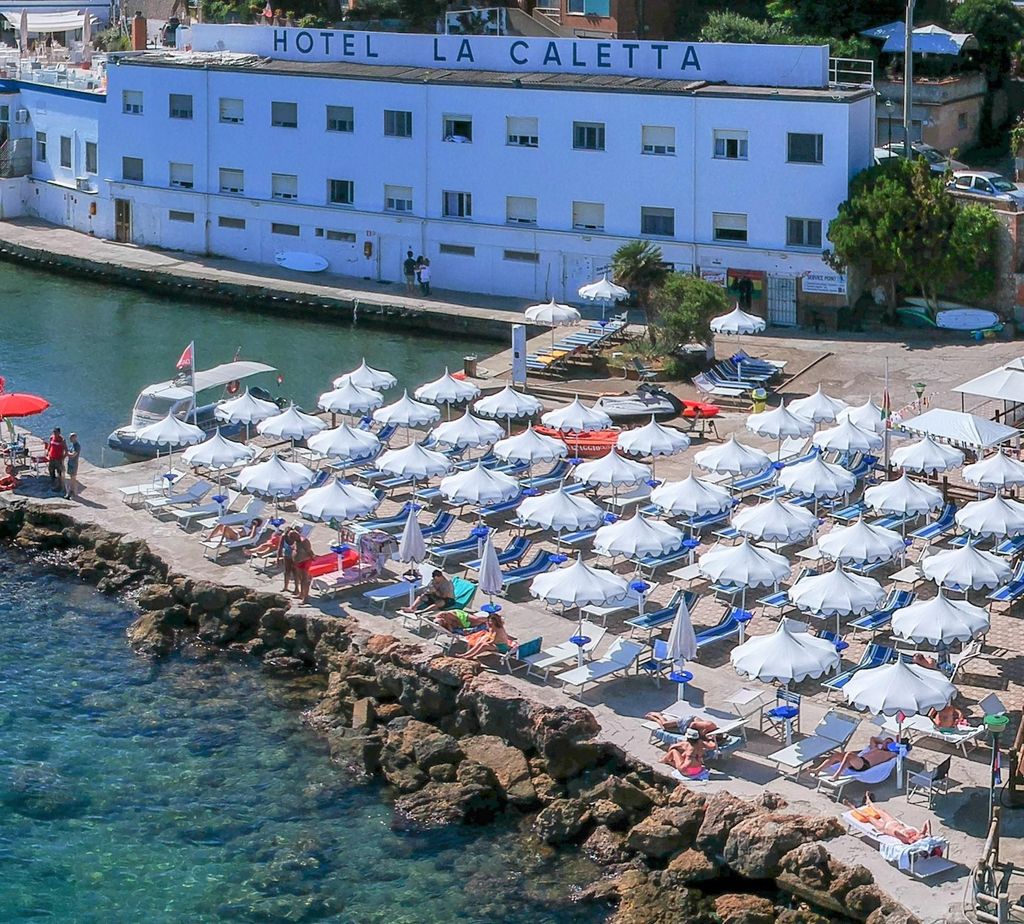 Porto Santo Stefano: La Caletta beach club - Cocktails unter dem Sonnenschirm