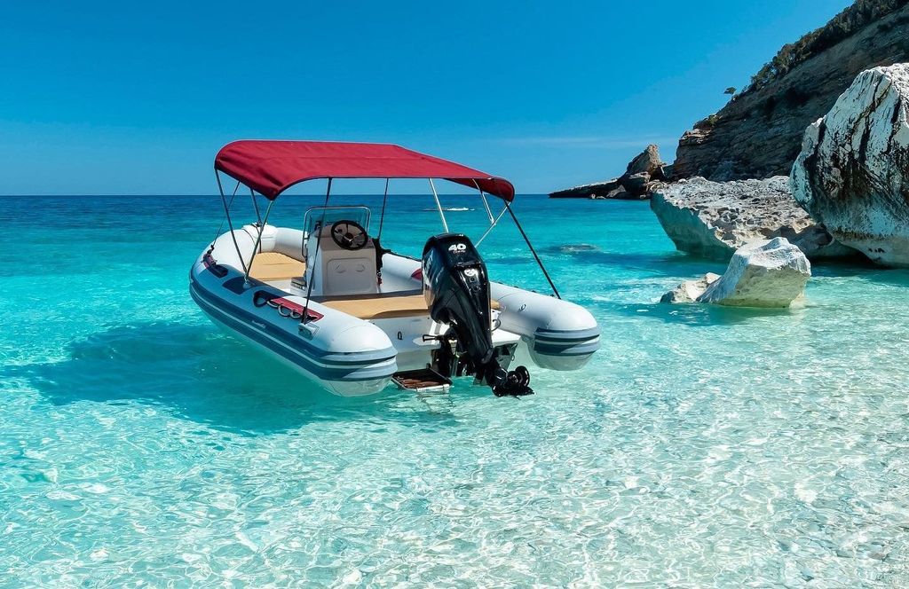 Cala Gonone: 6-Meter-Beibootverleih (ohne Bootsführerschein)