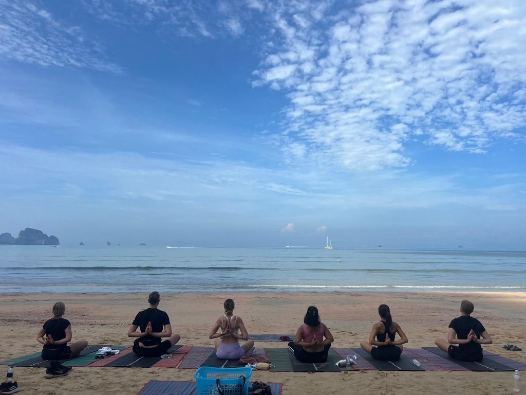 Krabi: Sonnenaufgang Yoga Balance Mitmachkurs