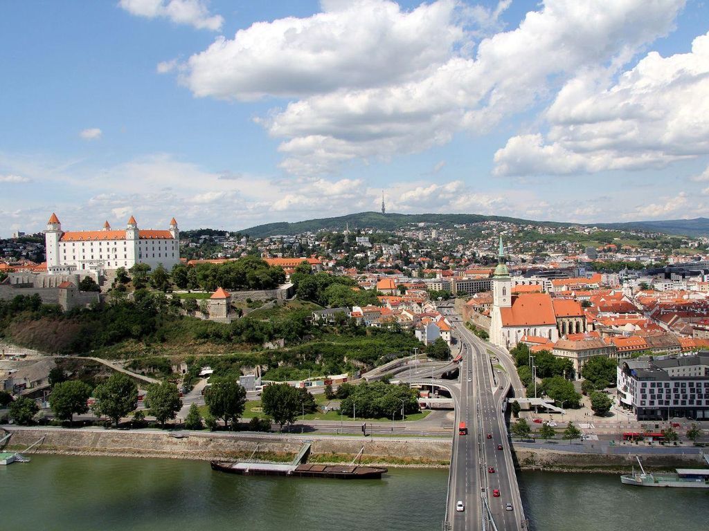 Budapest: Transfer nach Prag über das malerische Bratislava