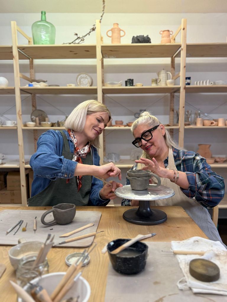 Töpferkurs in Eastbourne mit Wein