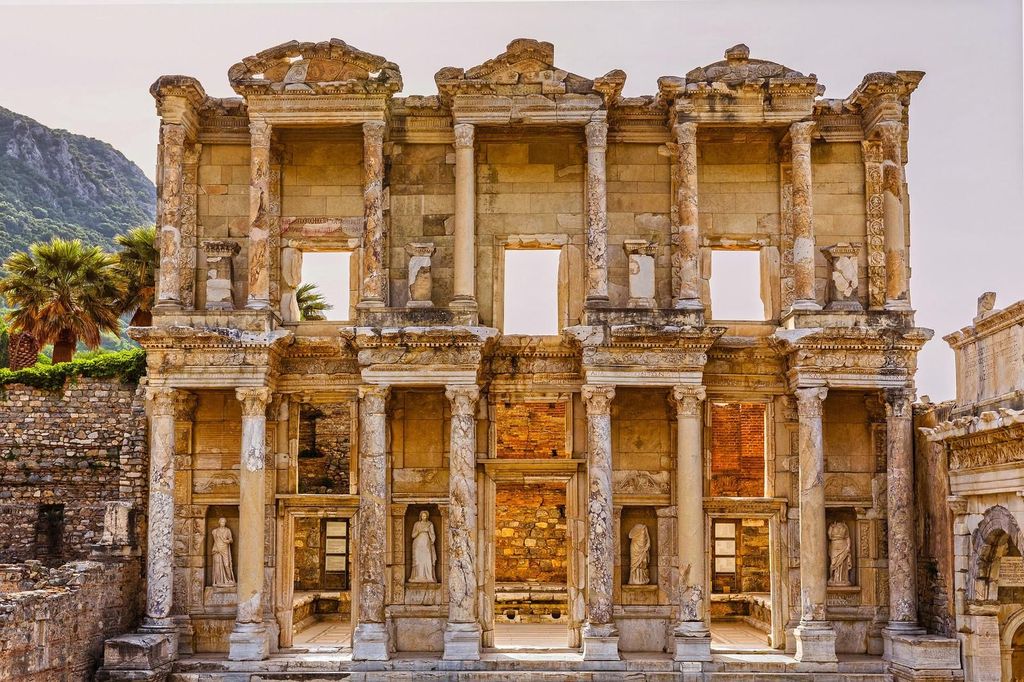 Von Kusadasi aus: Geführte Besichtigungstour durch Ephesus mit Mittagessen