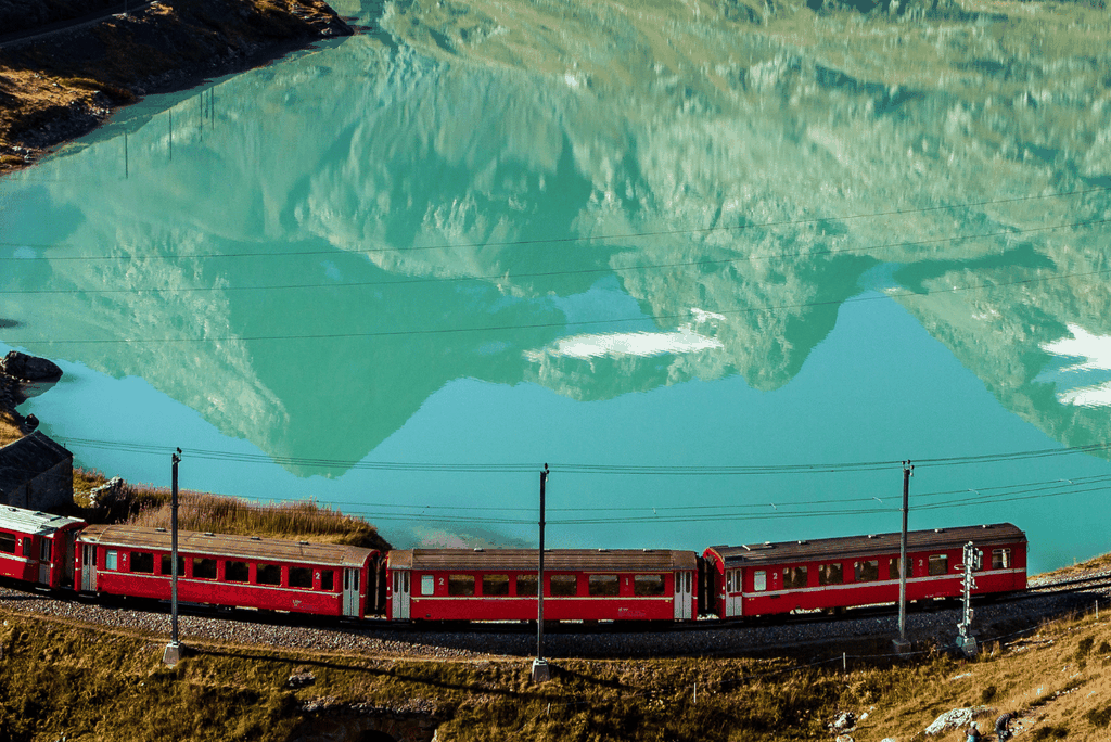 Ab St. Moritz: Bernina Red Train mit Weinverkostung