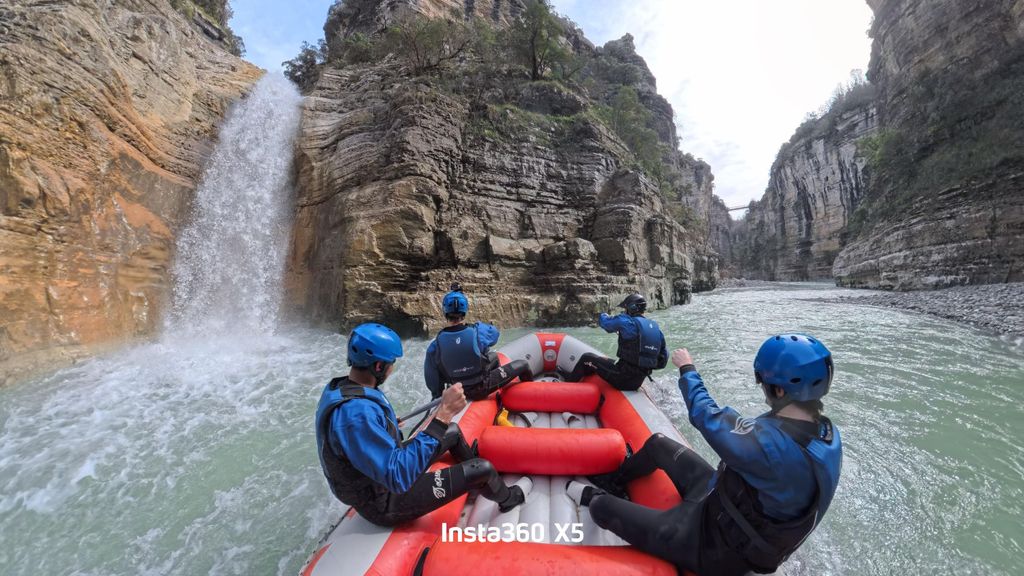 Saisonales Abenteuer in der Osum-Schlucht – Rafting & Tubing