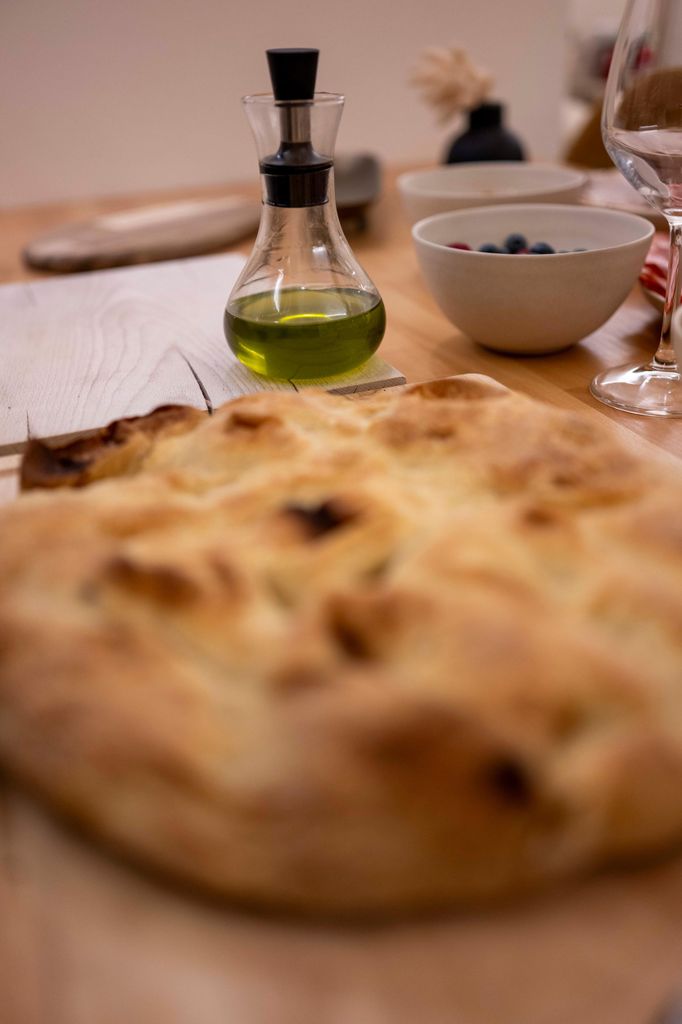 Tivoli: Verkostung von Wein, Wurstwaren und Käse in einer Höhle