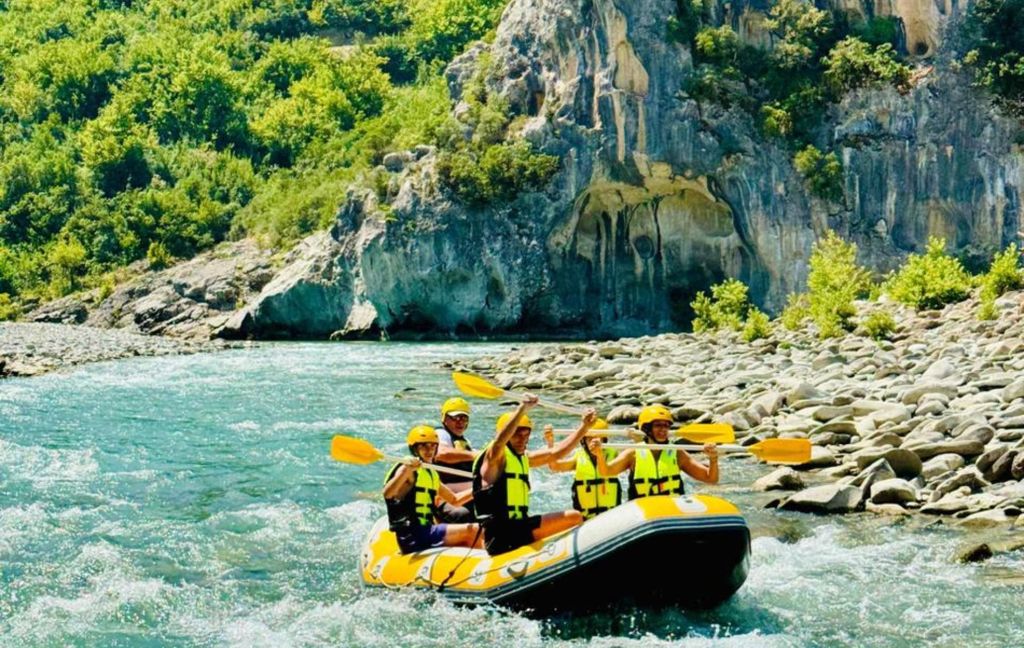 Von Permet: Rafting auf dem Vjosa-Fluss und Thermalbäder von Benja