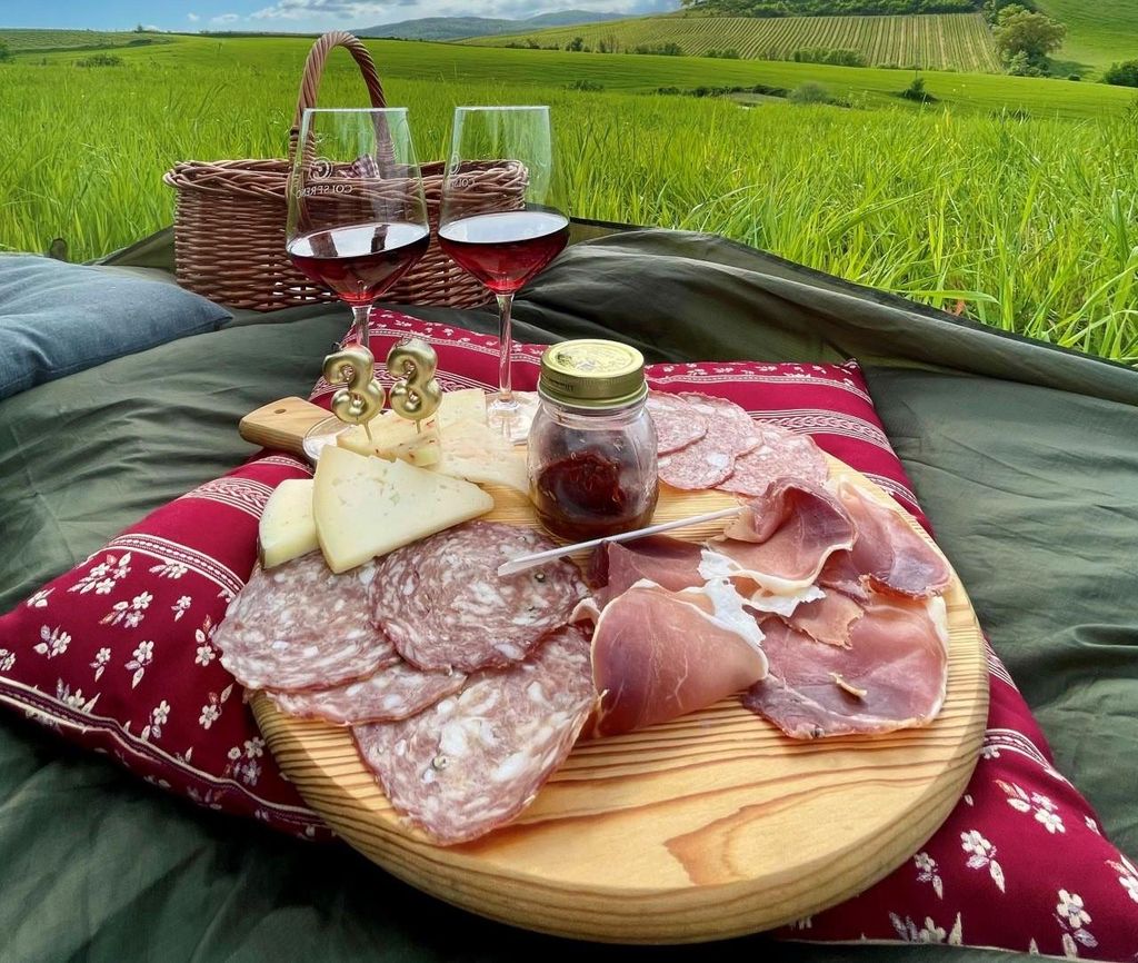 Picknick in den Weinbergen mit einer Flasche Brunello di Montalcino