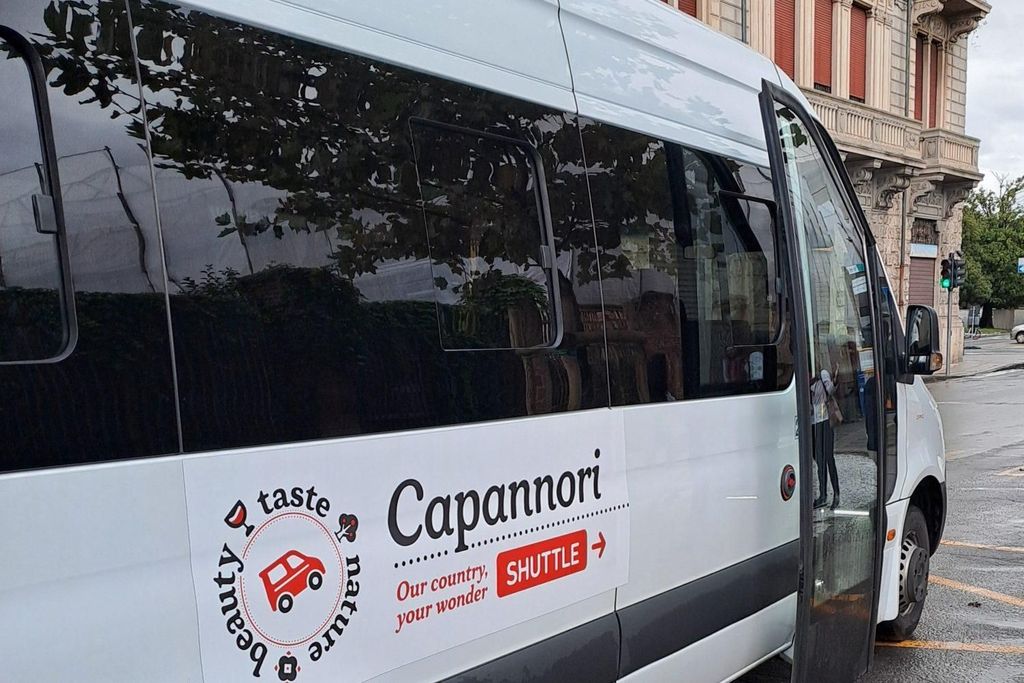 Lucca: Kamelienausstellung & Villa Reale Tour mit Mittagessen