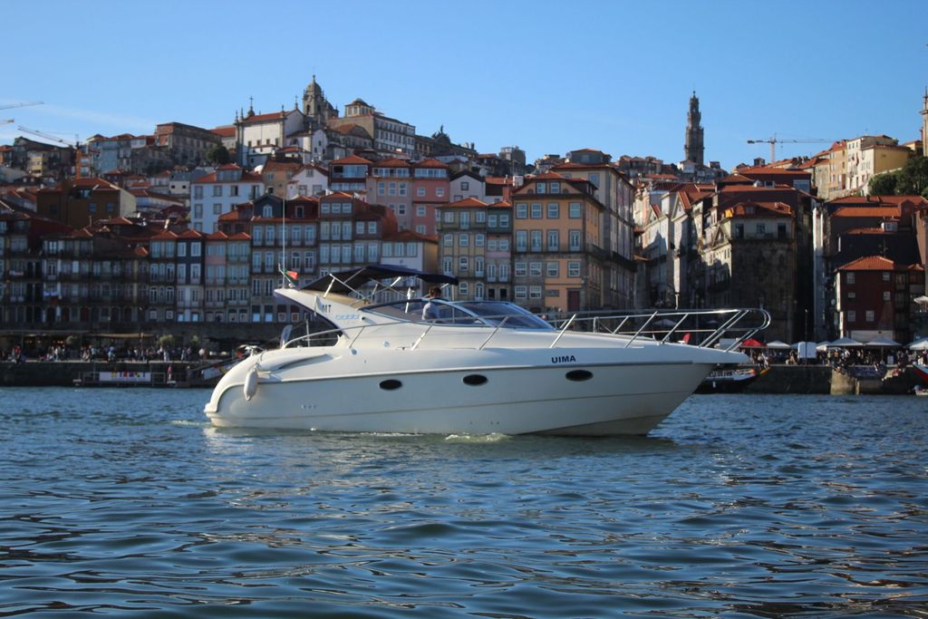 Porto: Private Yacht-Tour mit lokalem Wein und Snacks