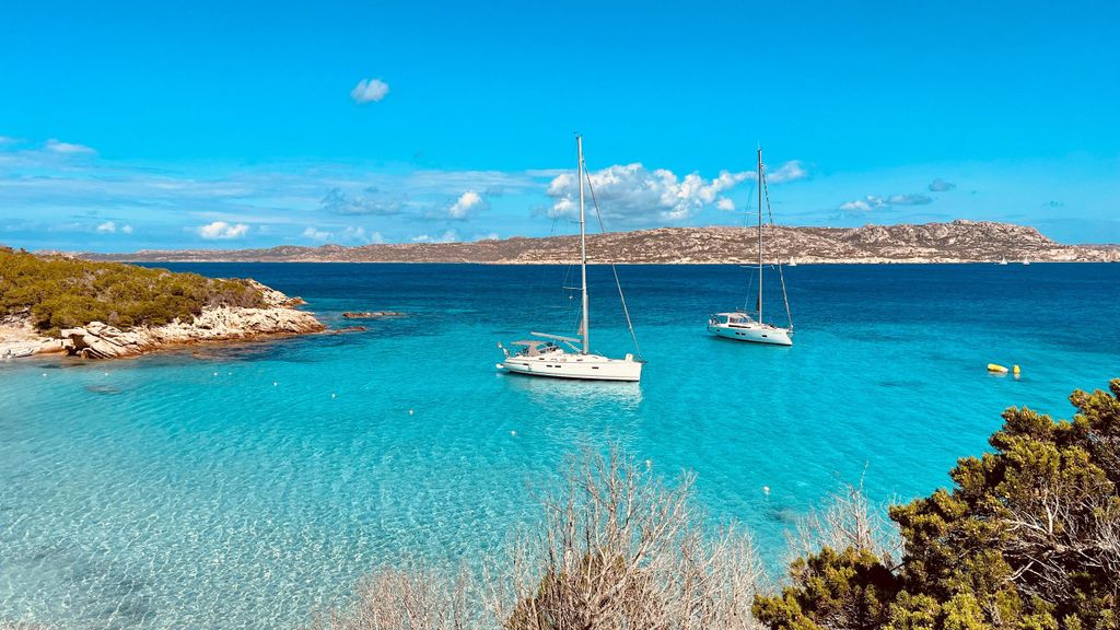 La Maddalena-Archipel: Segelboot-Tour mit Mittagessen