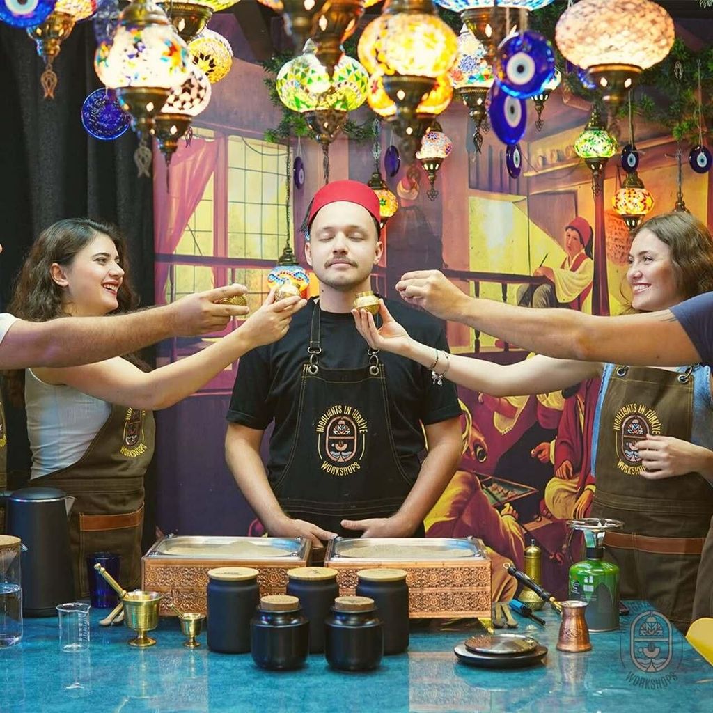 Istanbul: Türkische Kaffeezubereitung auf Sand & Wahrsagen