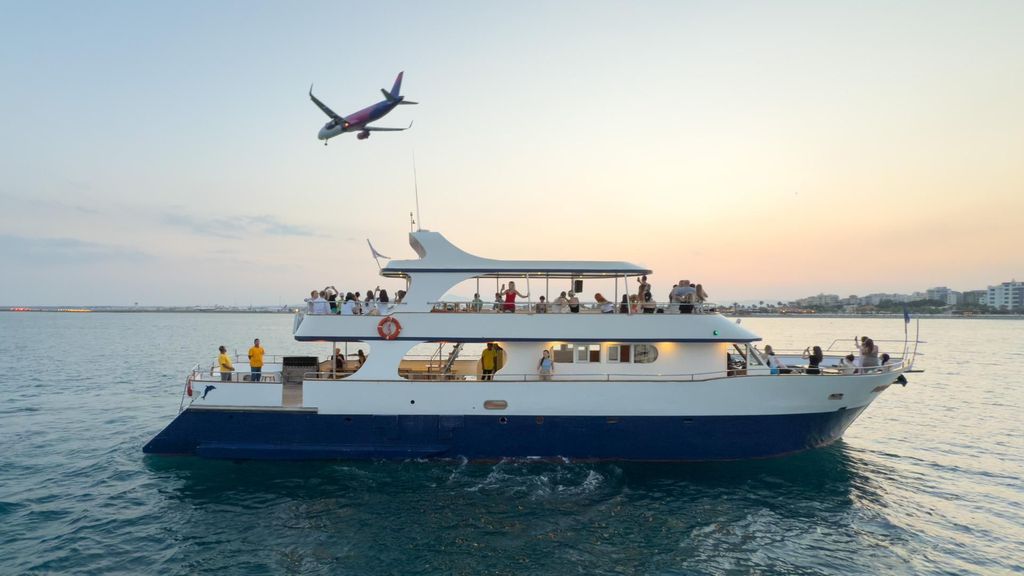 Larnaca: Sonnenuntergangskreuzfahrt mit einem Glas Wein