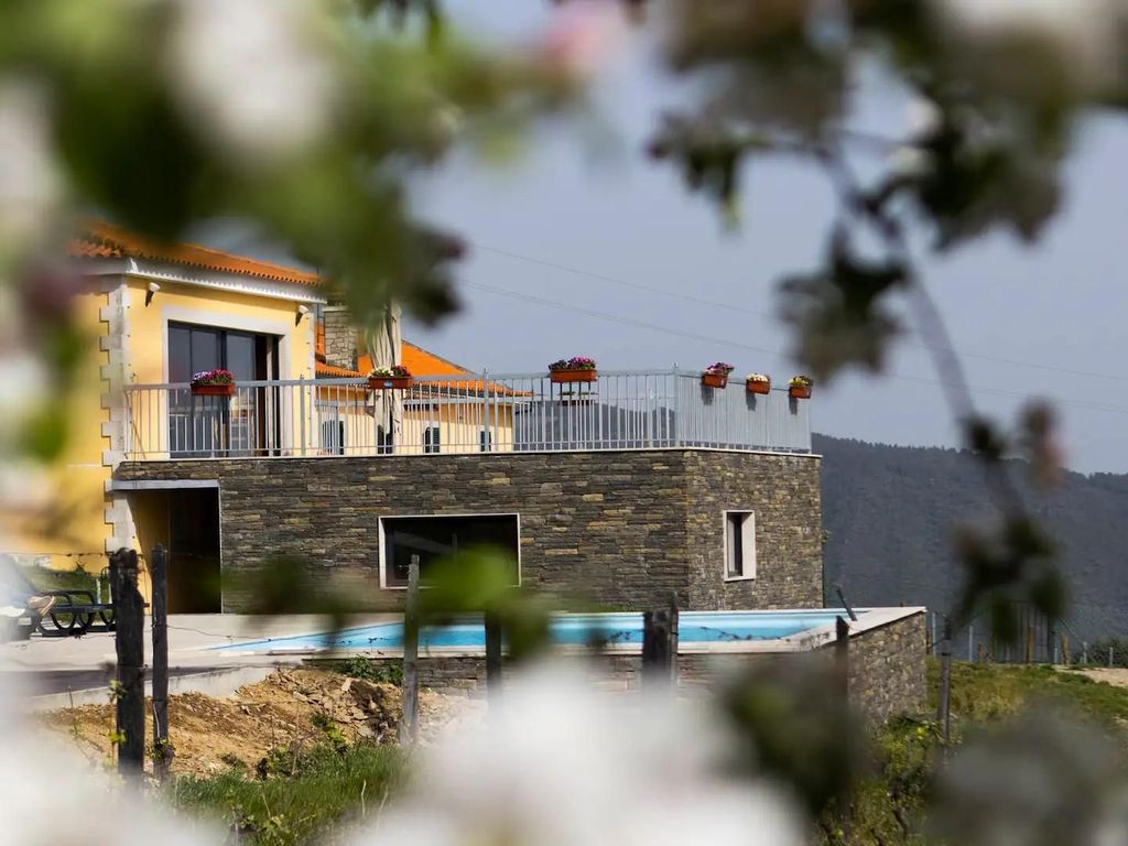 Régua: Weinverkostung auf einem Bauernhof, traditionelles Mittagessen, Kreuzfahrt und Zug