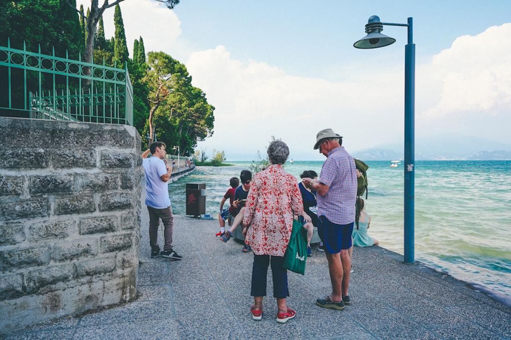 Sirmione: Village Highlights Walking & Gardasee Bootstour