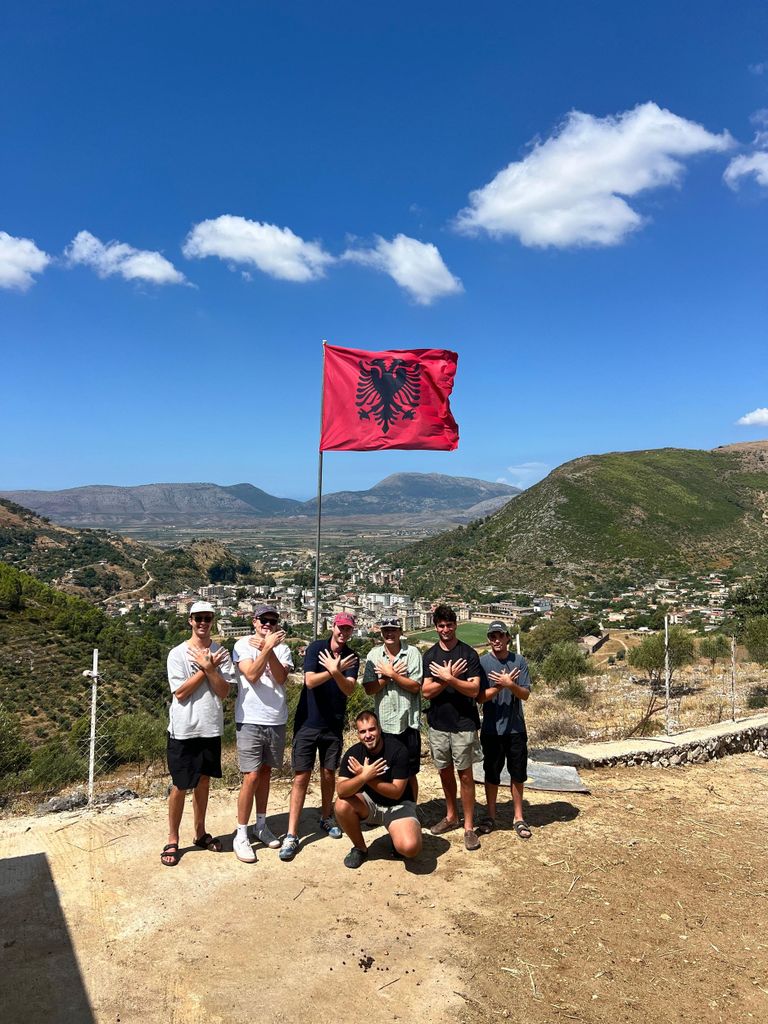 Delvina4x4: Von Tunneln aus dem Kalten Krieg zu osmanischen Minaretten