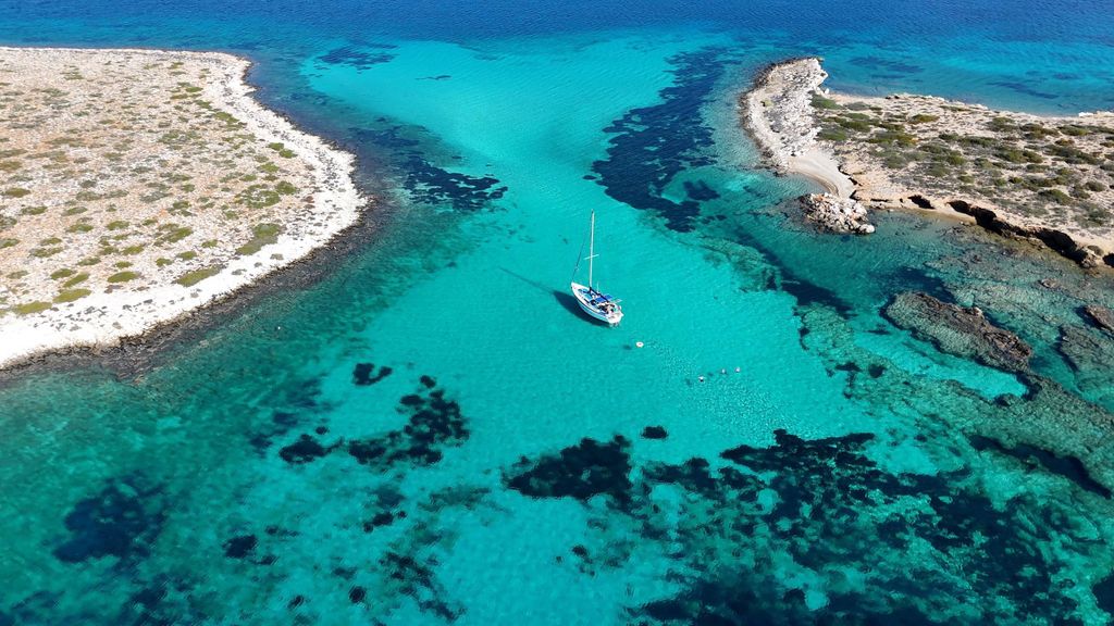 Antiparos: Privater Segeltörn mit Badestopps und Mittagessen