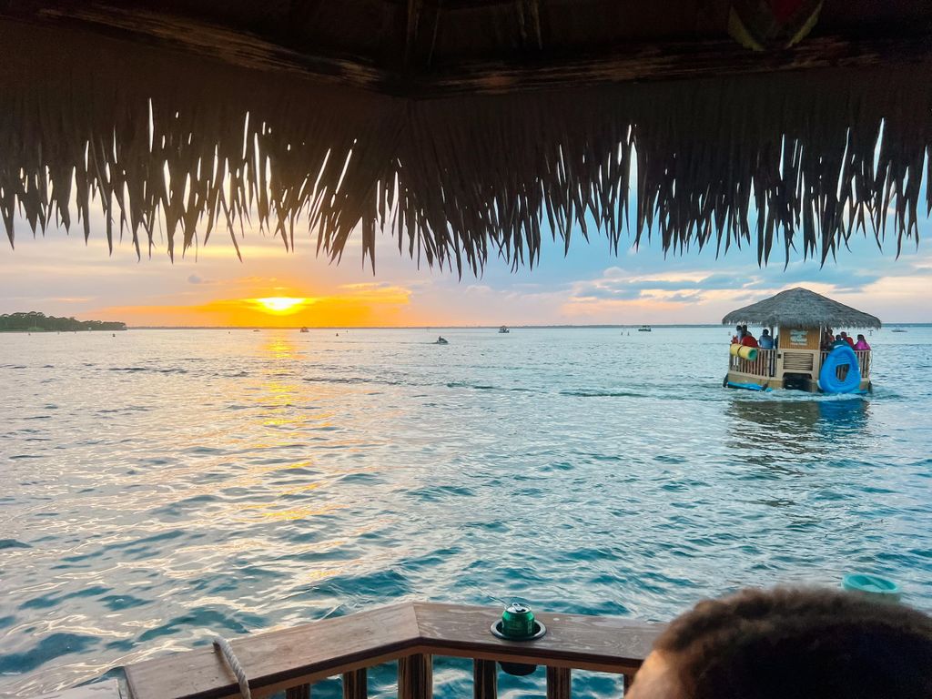 Destin: Sonnenuntergangstour zur Crab Island und zu den Delfinen auf einem Tiki-Boot