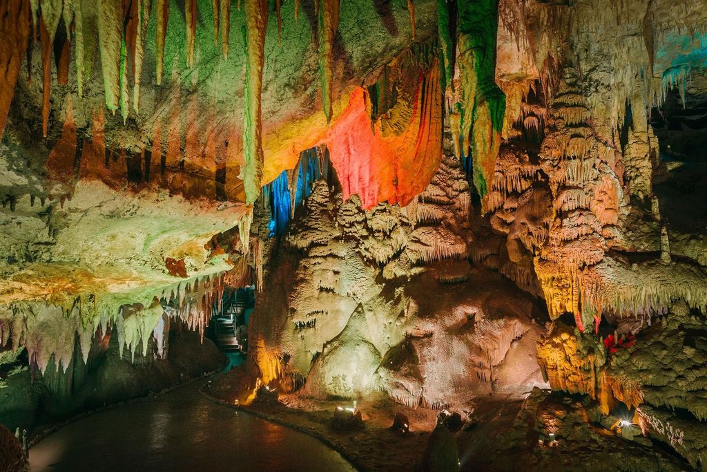 KUTAISI: Stadtrundfahrt, historische Kirchen, plus Tskaltubo