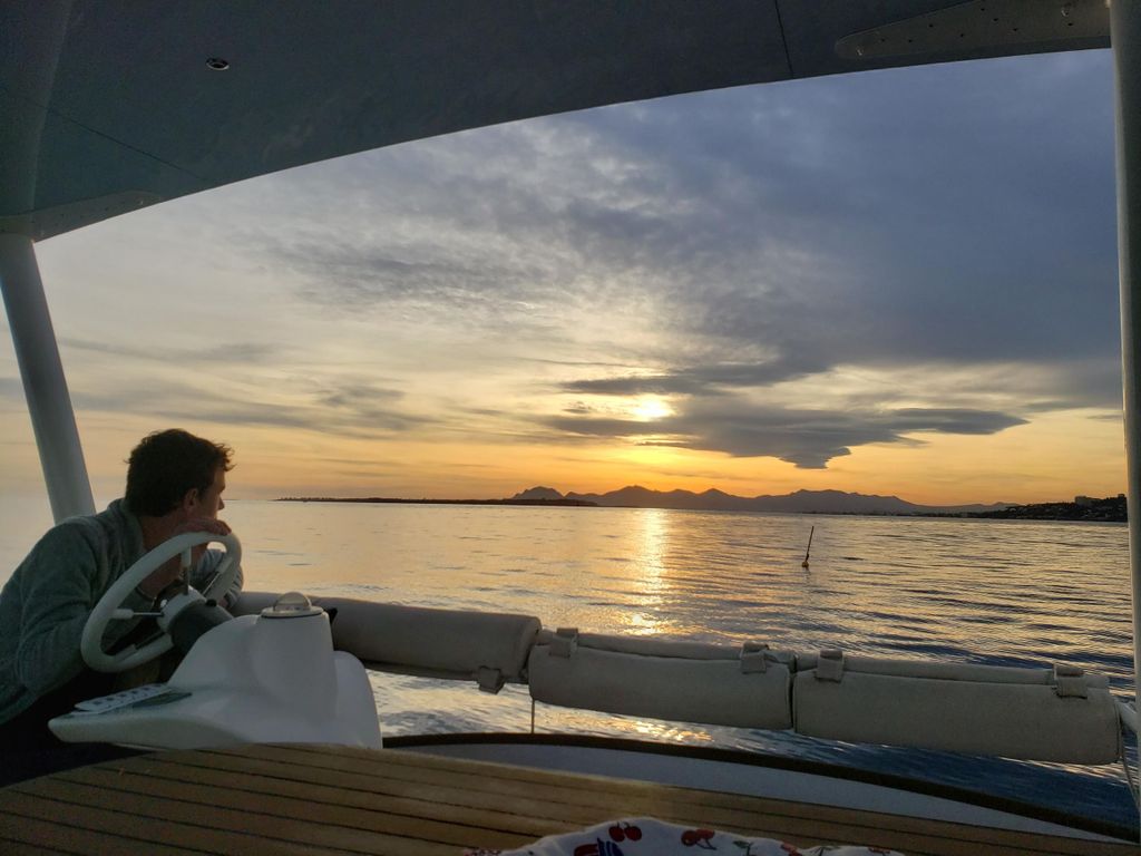 Private Katamaranfahrt in der Bucht von Juan les Pins bei Sonnenuntergang