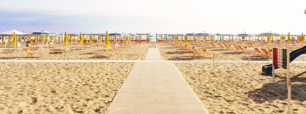 Riccione: Strand 71 mit Sonnenschirm, Sonnenliege & Aperitif