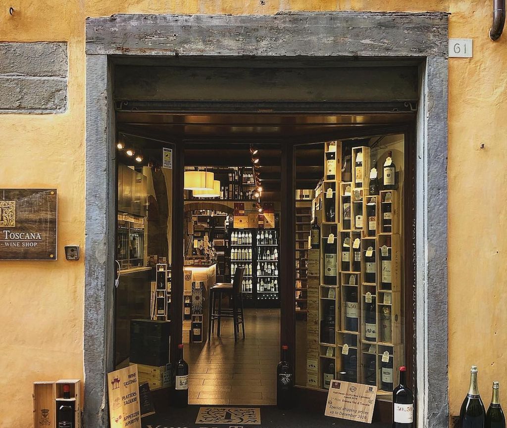 Cortona: Weinprobe mit toskanischen Spezialitäten in einer lokalen Weinhandlung