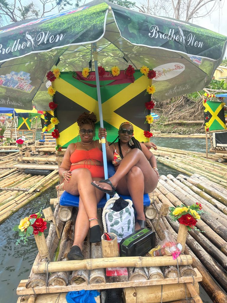 Bambus-Rafting, KFC-Stopp und Souvenir-Shopping mit Transfer