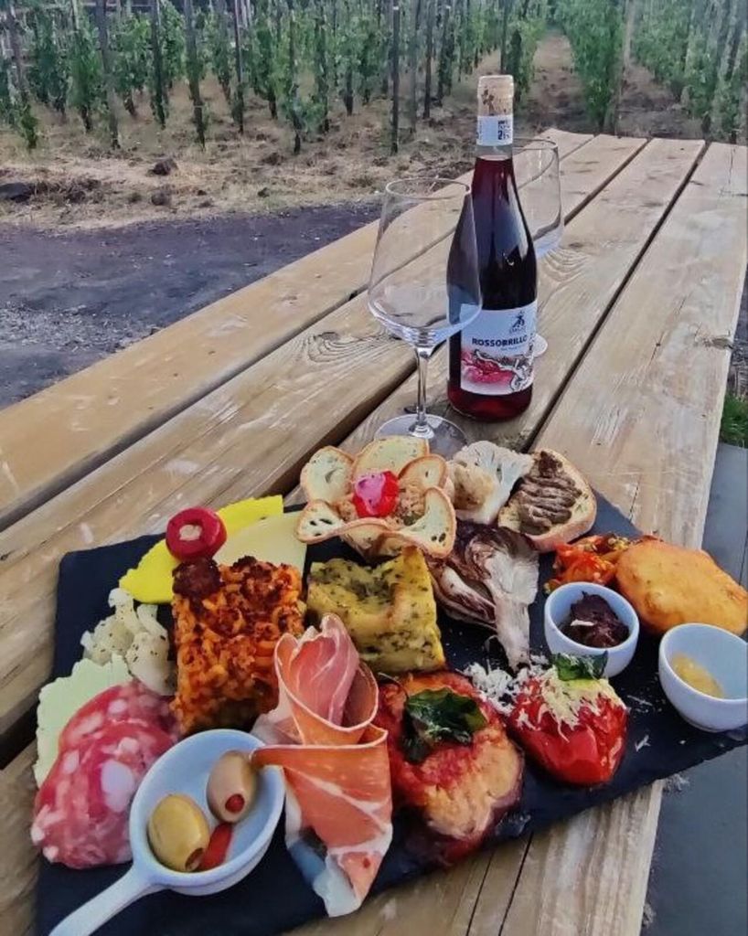 Ätna DOC: Tafel mit lokalen Produkten und Verkostung von Ätna-Weinen