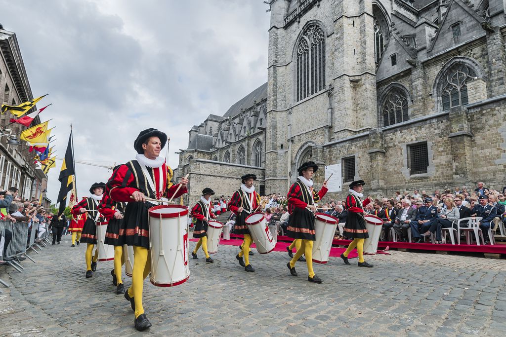 Prozession beim Ducasse de Mons-Fest in Mons