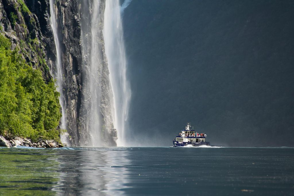 Von Ålesund zum Geirangerfjord: tolle Bootsfahrt & Wasserfälle