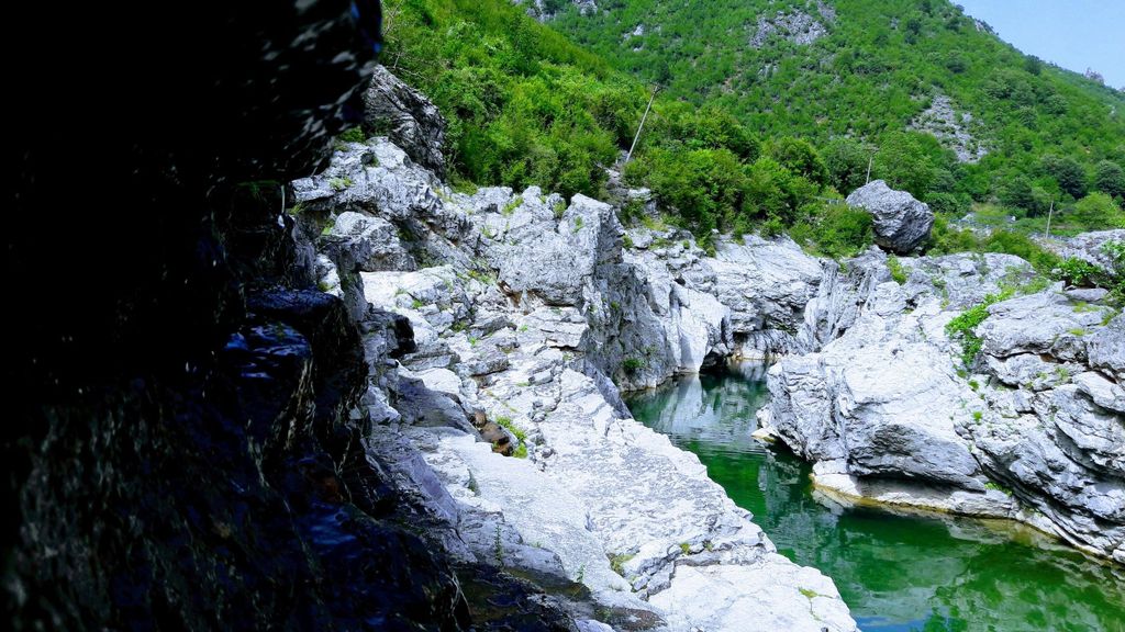 Prekal: Besuche die Mesi-Brücke, die Burgruinen und schwimme in der Natur.