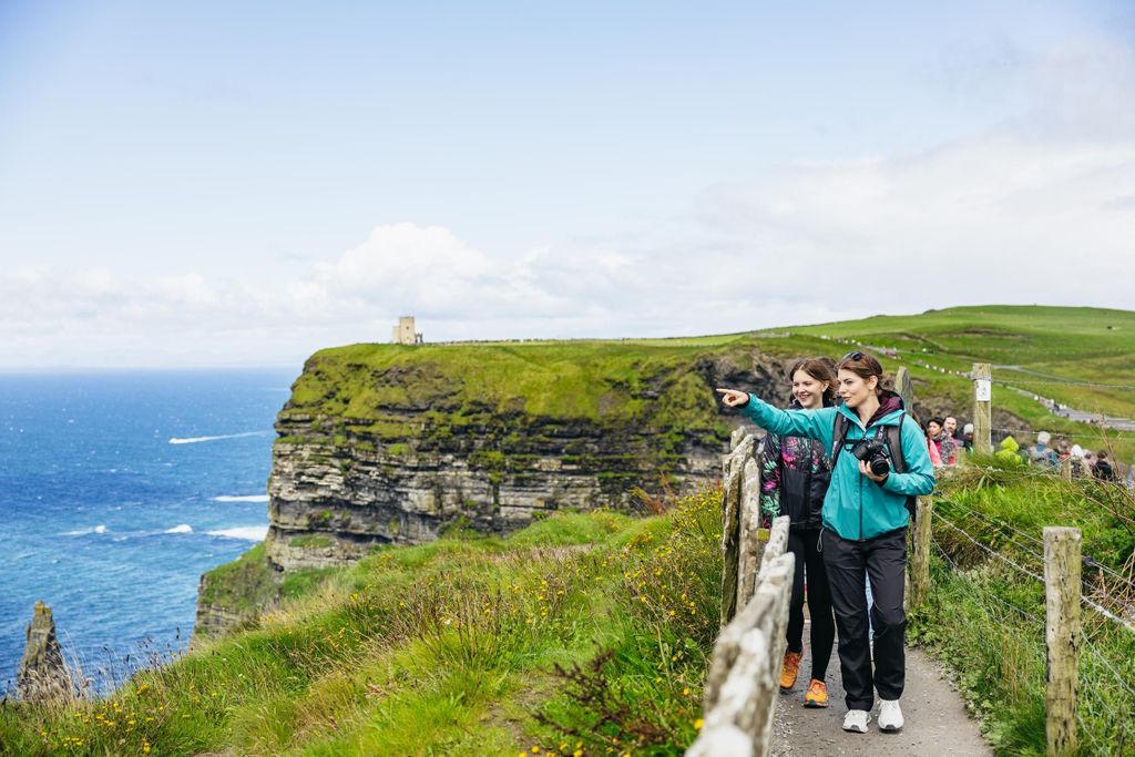 Von Galway aus: Ganztägige Cliffs of Moher & Burren geführte Tour