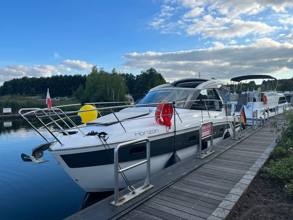 Waren (Müritz): Family & Friends Motoryacht mit Skipper - 4 Stunden