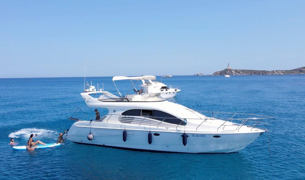 Villasimius: Tages-Yachtfahrt mit Aperitif und Mittagessen